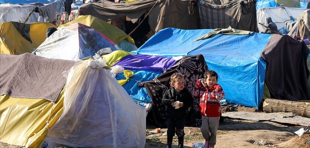 Sığınmacı çocuklar sınırda umutla bekliyor