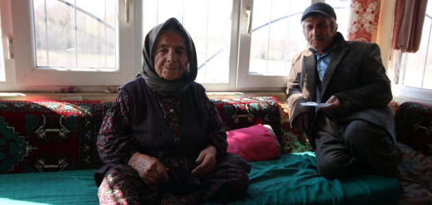 93 yaşındaki Emine Avcu engelli oğluna gözü gibi bakıyor