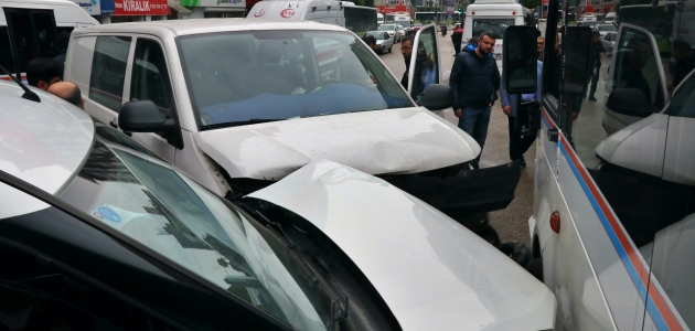 Trafik kazasında ikisi polis 3 kişi yaralandı