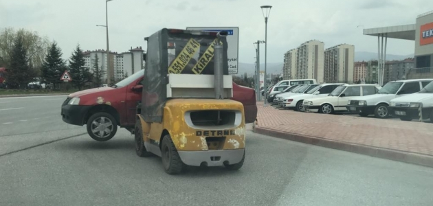 Forklift ile caddede otomobil taşıdı