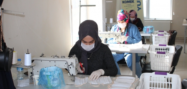 Yunak’ta gönüllü öğretmen ve kursiyerler maske üretiyor