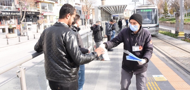 Konya’da toplu taşımada maske dağıtımına başlandı
