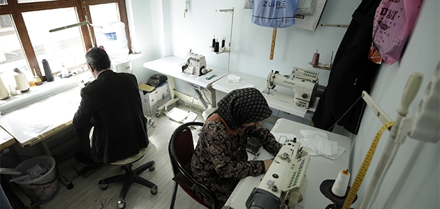 Konya’da terzi karı koca sağlık çalışanlarına ücretsiz maske üretiyor