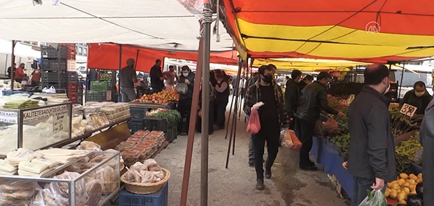 Konya’da vatandaşlar market ve pazarlara maskeyle girdi