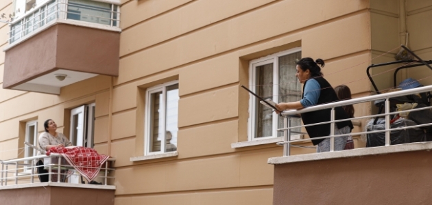 Balkondan balkona isim-şehir oynayıp türkü söylediler