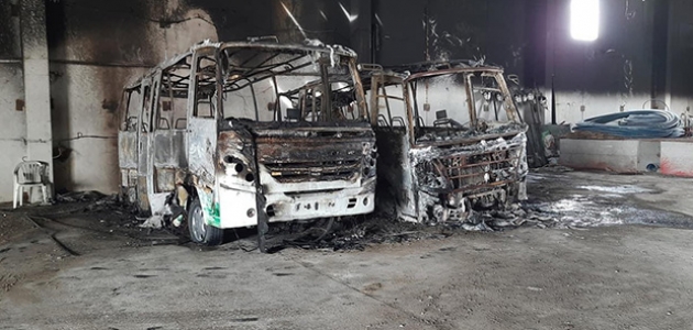 Konya’da garajdaki minibüsler alev alev yandı
