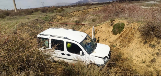 Konya’da hafif ticari araç şarampole devrildi: 4 yaralı