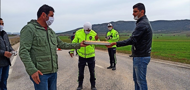 Başkan Çiğdem’den ilçe ve il sınırında uygulama yapan polis ekiplerine ziyaret
