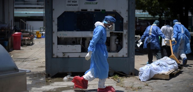 Koronavirüs nedeniyle ölenlerin cesetleri sokaklara bırakıldı