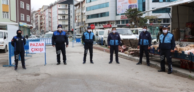 Zabıta ekipleri, Beyşehir’de vatandaşlara ücretsiz maske dağıttı