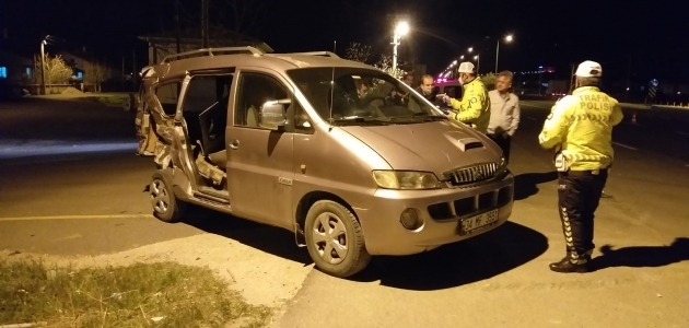 Aksaray’da minibüs ile kamyonet çarpıştı! Polisten sosyal mesafe uyarısı