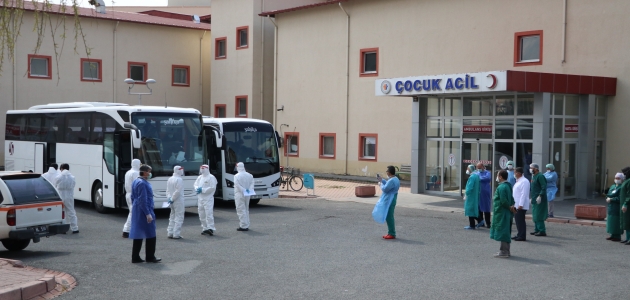 Kayseri’de Kovid-19’u yenen 32 hasta alkışlarla taburcu edildi