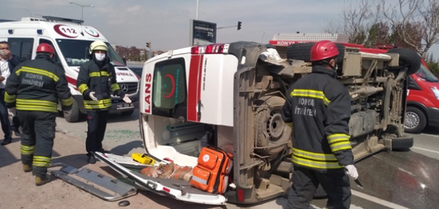 Konya’da kaza yapan ambulans devrildi