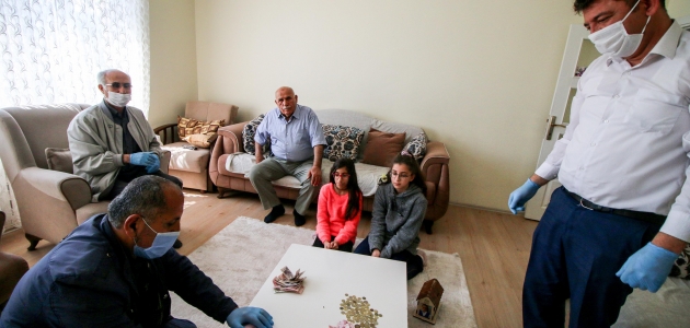 Konya’da ikizler kumbaralarındaki harçlıklarını işsiz kalanların aileleri için bağışladı