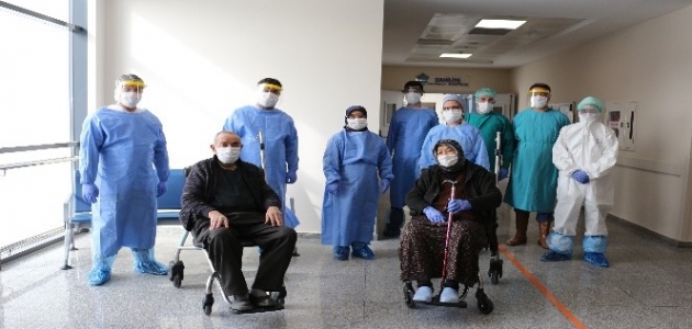 Konya’da 79 yaşındaki karı koca korona virüsü yendi