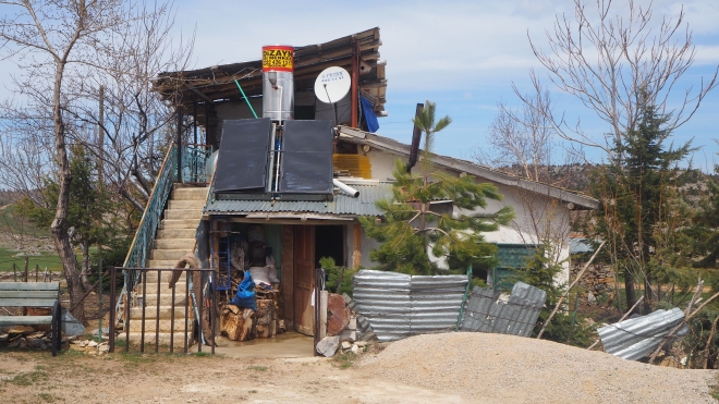 Konya’da bazı vatandaşlar sokağa çıkma kısıtlamasına yayladaki evlerinde uyuyor
