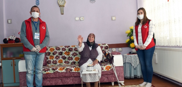 Vefa Sosyal Destek Grubu’ndan 79 yaşına giren kadına doğum günü sürprizi