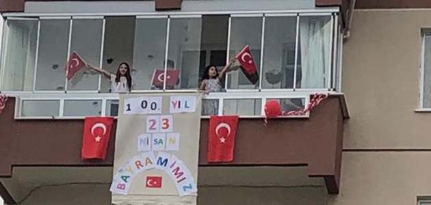 Konya’da ev ve balkonlarda 23 Nisan bayramı kutlamaları