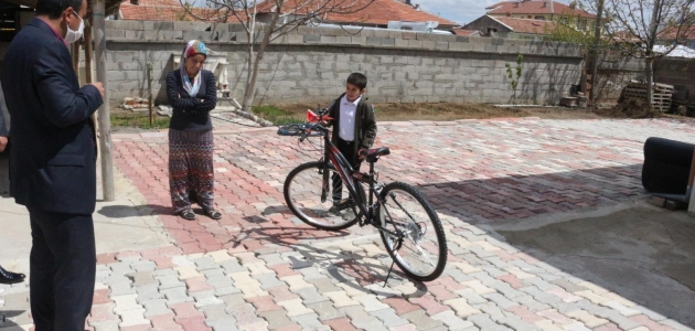 Kulu Kaymakamı Ali Edip Budan’dan bisiklet hediyesi