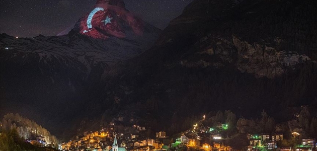 Türk bayrağı İsviçre Alpleri’nin zirvesinde