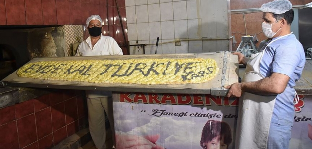 ’Evde kal Türkiye/Kars’ yazılı 2,20 metrelik pide açık artırmayla satıldı