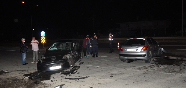 Antalya’da iki otomobil çarpıştı: 4 yaralı