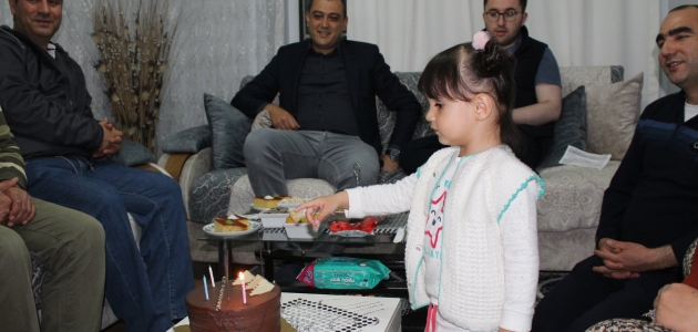 İstanbul’da yaşayan küçük kızdan Yunak’taki ağabeyine doğum günü sürprizi