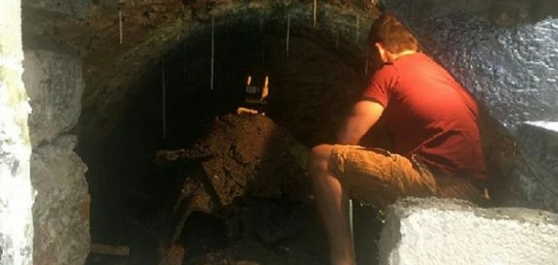 Karantinadan sıkılan adam, evinin altında 120 yıllık tünel keşfetti
