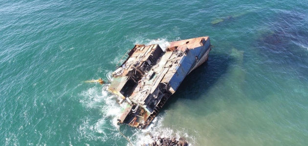 Şile’de karaya oturan gemi parçalanarak karaya çıkartılıyor