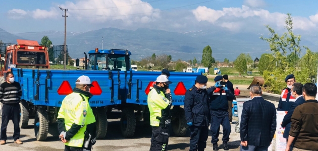 Akşehir’de traktör sürücülerine reflektör dağıtıldı