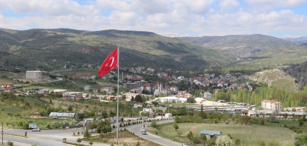 Bozkır’ın üzerinde dev Türk bayrağı dalgalanıyor