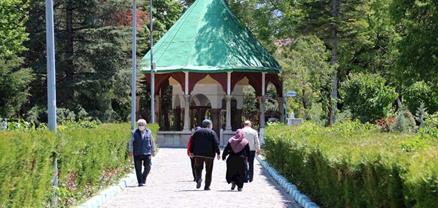 Akşehir’de 65 yaş üzeri vatandaşlar güneşli havanın tadını çıkardı