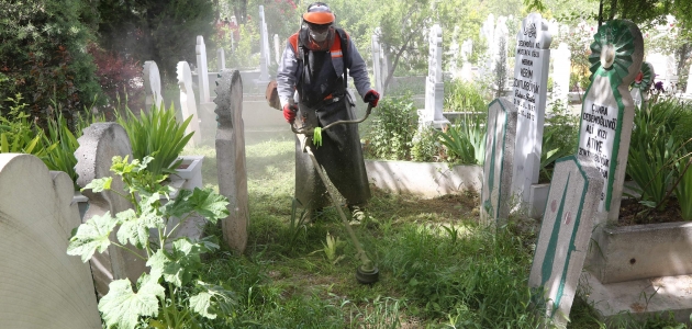 Mezarlık ziyaretlerinde sosyal mesafe uyarısı