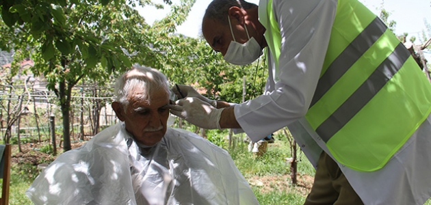 Konya’da yaşlılar evlerinin önünde ücretsiz tıraş ediliyor