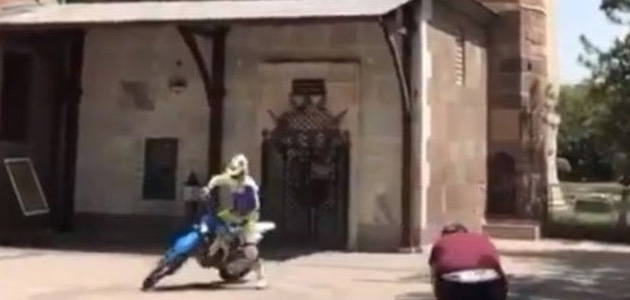 Hacı Bayram-ı Veli Camisi’nin önünde motosikletiyle drift yapan sürücüye para cezası