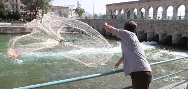 Beyşehir’de kanalda mahsur kalan balıklar göl suyuyla buluşturuldu