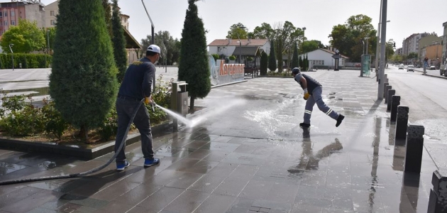 Karapınar’da Cumhuriyet Meydanı dezenfekte edildi