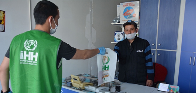 Konya İHH esnafa 80 bin maske dağıttı
