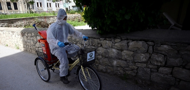 “Bisikletli koronavirüs timleri“ atık maske ve eldiven topluyor