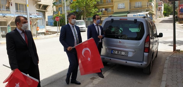 Derebucak’ta Türk bayrağı dağıtıldı