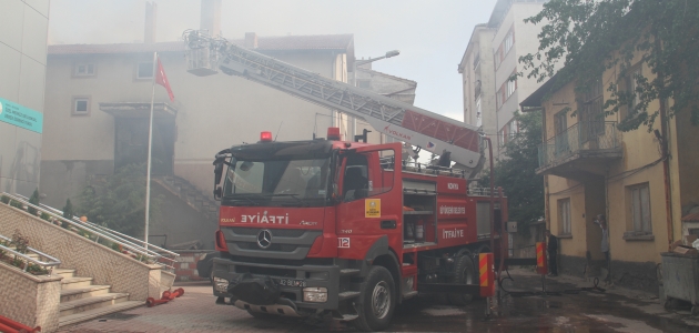 İki katlı binanın bacasında yangın