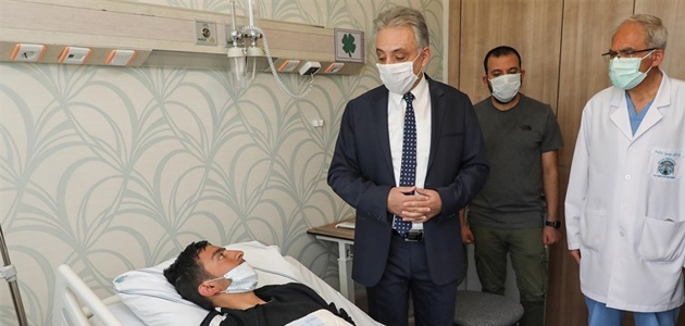 Konya Valisi Cüneyit Orhan Toprak, tedavi gören Uzman Çavuş Ökkeş Durmaz’ı ziyaret etti