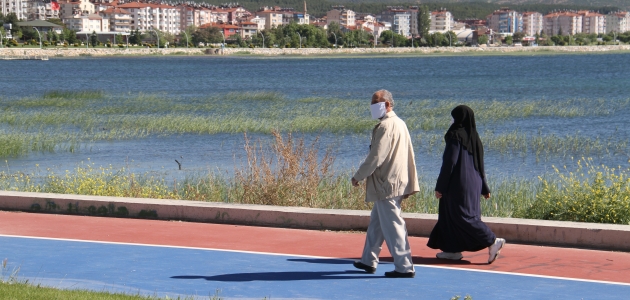 Beyşehir’de 65 yaş ve üstü vatandaşlar göl kıyılarına akın etti