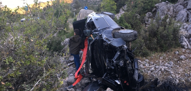 Antalya’da otomobil şarampole devrildi: 2 yaralı