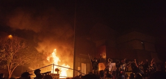 ABD’de göstericiler polis merkezini ateşe verdi