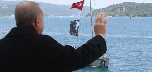 Cumhurbaşkanı Erdoğan fetih kutlamaları dolayısıyla Boğaz’dan geçen tekneleri selamladı