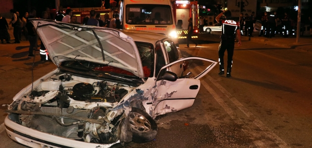Adana’da iki otomobil çarpıştı: 1 ölü, 6 yaralı