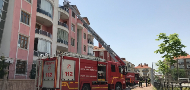 Konya’da apartman çatısında çıkan yangın korkuttu