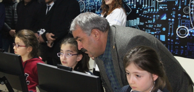 Milletvekili Halil Etyemez: Çocukların yeri ailelerinin yanı, okullardır