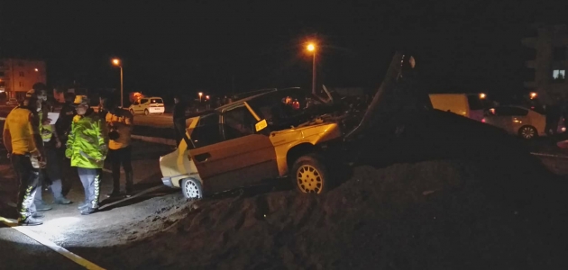 Aksaray’da otomobil kum yığınına çarptı: 1 ölü, 3 yaralı